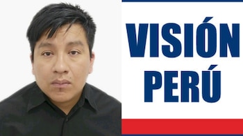 Retrato de un hombre con camisa negra junto al texto en letras azules Visión Perú sobre un fondo blanco