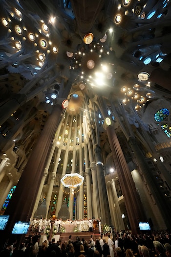 El papa León XIV oficia la misa solemne en la Sagrada Familia por el centenario de la muerte del arquitecto Antoni Gaudí, este miércoles en Barcelona. EFE/Alejandro García