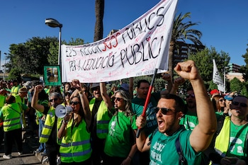 Protesta del sector educativo frente a la Conselleria de Educación, Cultura y Universidades, a 14 de mayo de 2026, en Valencia. (Rober Solsona / Europa Press)