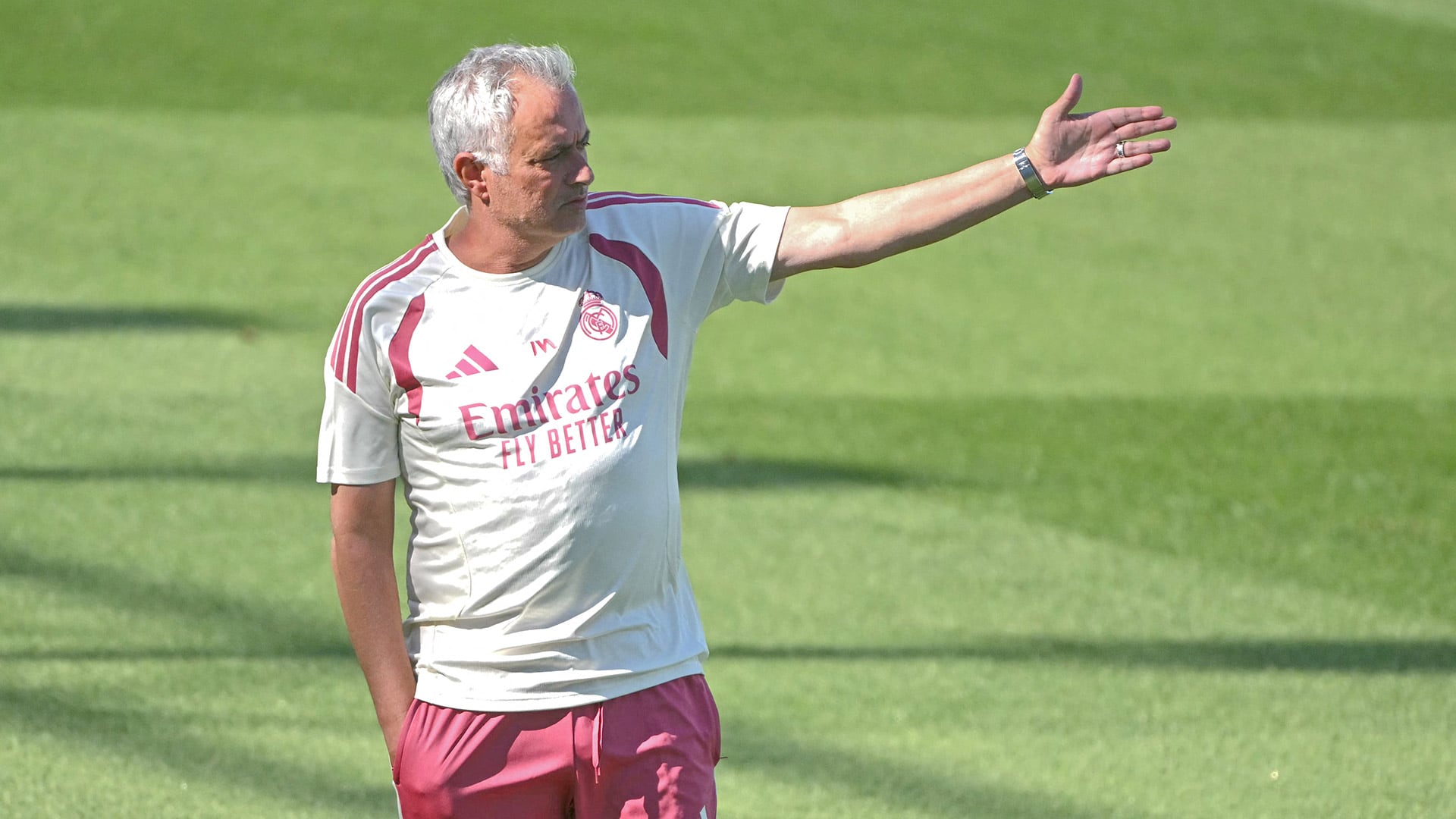 El argentino mostró versatilidad ofensiva en el primer once de José Mourinho (Photo by Javier SORIANO / AFP)