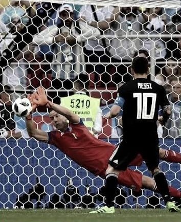 El arquero islandés Hannes Halldorsson se mete en la historia por atajarle este penal a Lionel Messi. Preludio de un olvidable Mundial para Argentina