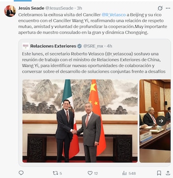 Roberto Velasco y Wang Yi se dan la mano frente a las banderas de México y China en un salón oficial