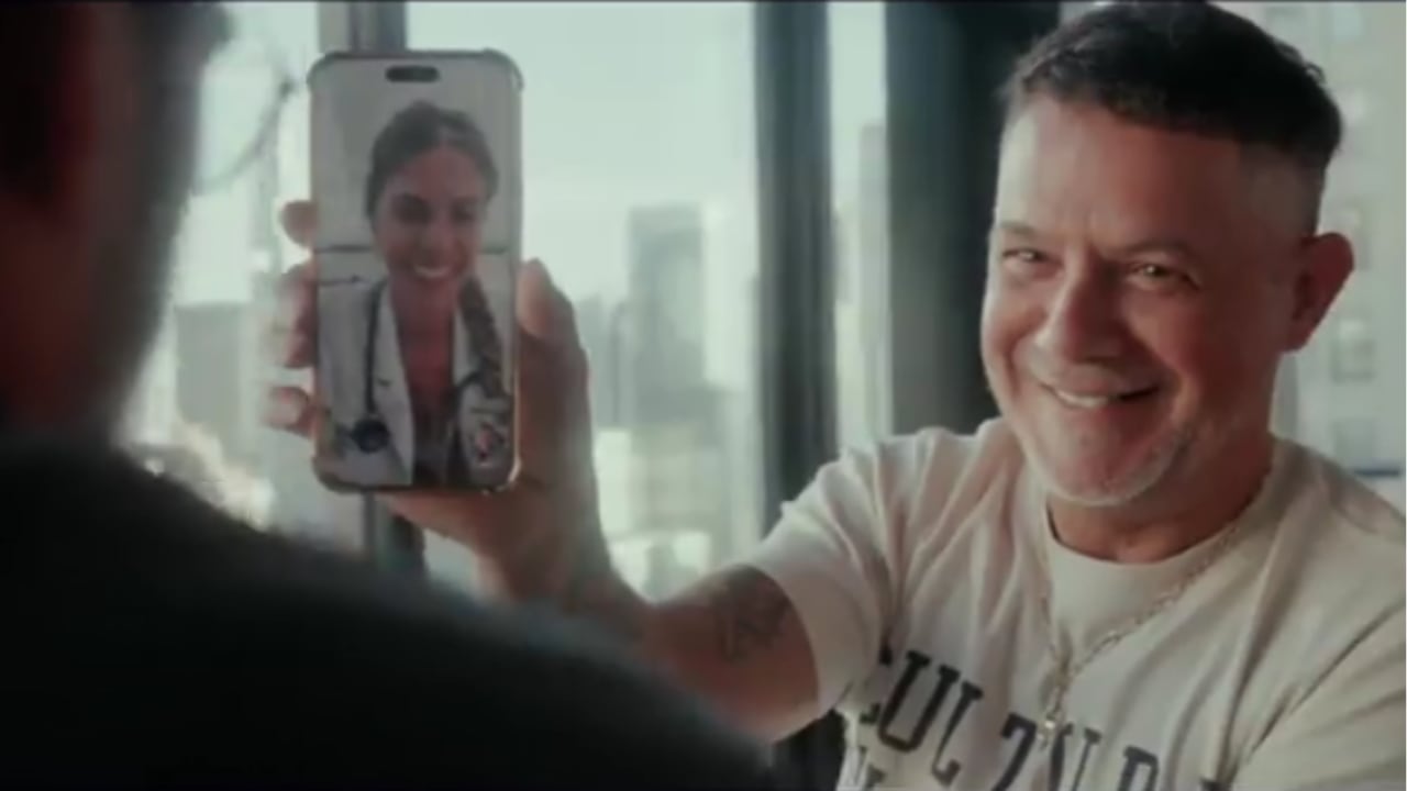 El cantante Alejandro Sanz sonríe mientras Stephanie Cayo lo sorprende en una videollamada en vivo llamándolo