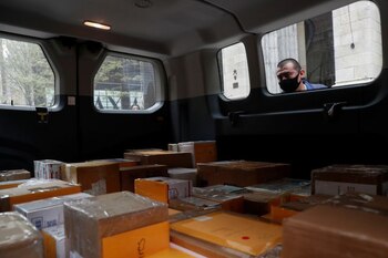 Las cenizas humanas en los viajes aún carecen de una autorización sanitaria para su traslado. REUTERS/Andrew Kelly