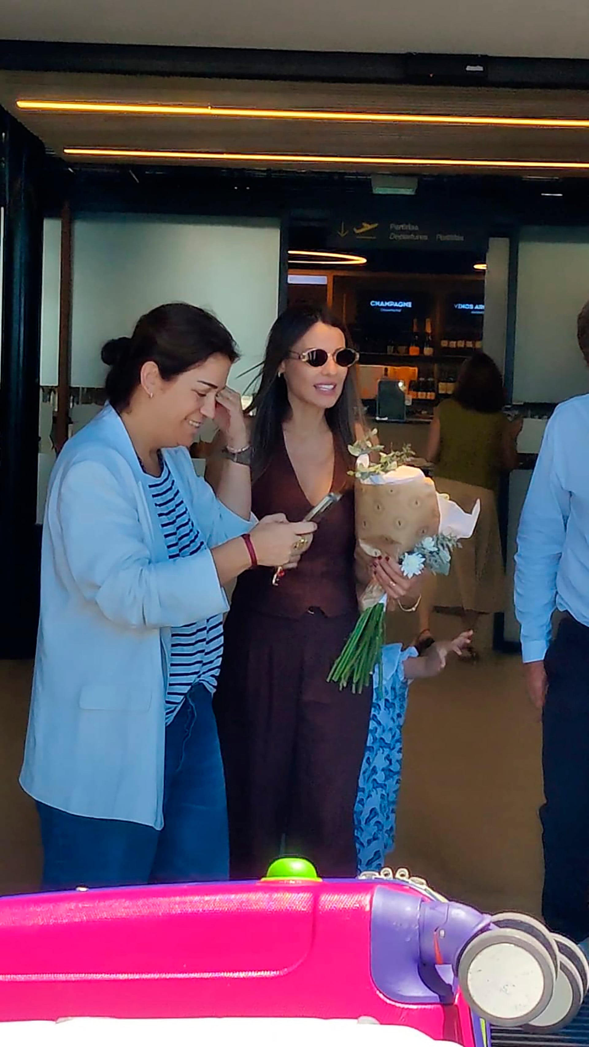 Pampita llegó acompañada por sus cuatro hijos y su maquilladora (RSFotos)