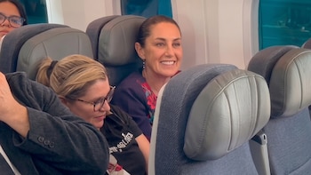 Sheinbaum vuelve a México en vuelo comercial y clase turista tras visita a España