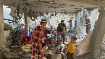 Al menos 32 niños han