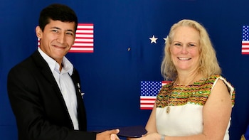 Los elegidos estudiarán en universidades como Rice, Illinois Urbana-Champaign, South Carolina, Georgia, SUNY Albany, Syracuse y Minnesota (Cortesía Embajada de los Estados Unidos en El Salvador)