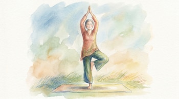 Ilustración de una mujer de mediana edad con cabello oscuro realizando una postura de yoga sobre una esterilla; sus manos están unidas por encima de la cabeza y una pierna está flexionada con el pie apoyado en el muslo de la otra pierna. El fondo es un paisaje en acuarela.