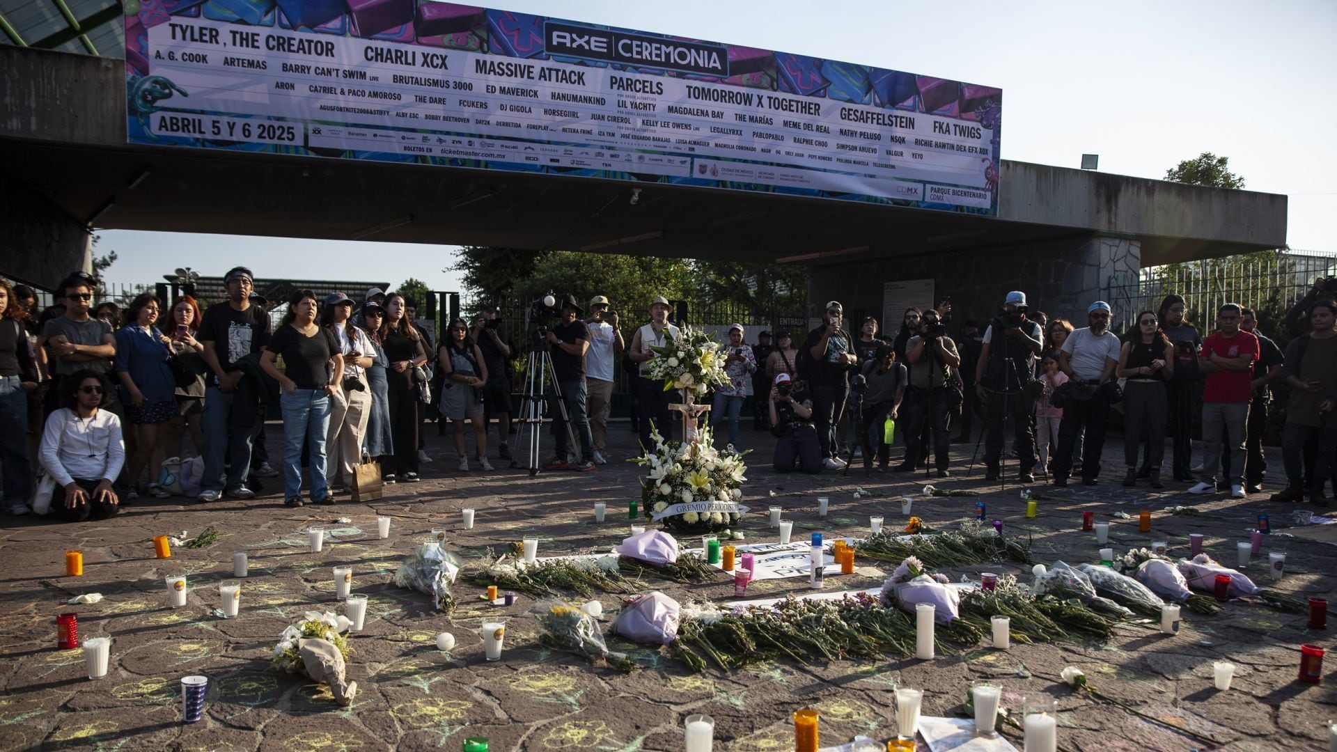 CIUDAD DE MÉXICO, 06ABRIL2025.- Decenas de personas se manifiestan frente a la entrada principal del Parque Bicentenario para exigir justicia e investigación adecuada tras el colapso de una grúa en el Festival AXE ceremonia en el cual dejo un saldo de dos personas muertas Berenice y Miguel, ambos fotógrafos de conciertos. FOTO: ANDREA MURCIA /CUARTOSCURO.COM