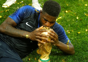 El defensor, con el trofeo de la Copa del Mundo que alzó en Rusia 2018 (REUTERS/Kai Pfaffenbach/File Photo)