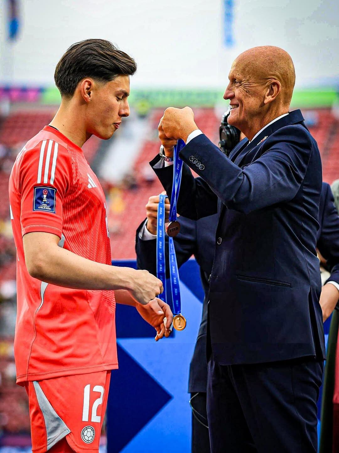 Alexéi Rojas, portero del Arsenal recibiendo la medalla de bronce en el Mundial Sub-20 de Chile con la selección Colombia - crédito @alexeirojas1/Instagram