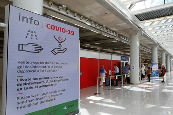 Personas hacen cola frente a