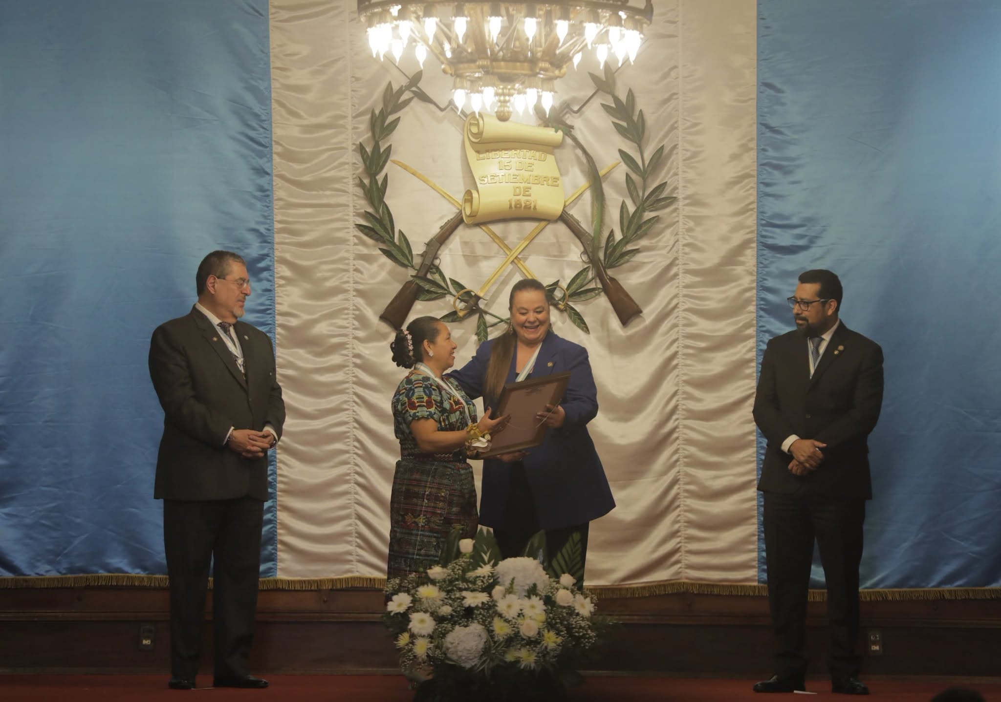 Bernardo Arévalo otorgó la Orden Francisco Marroquín 2026 a siete docentes guatemaltecos durante la conmemoración del Día del Maestro. (Diario de Centroamerica)