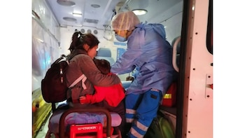 Personal de salud atienden a