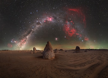 “Perdido en las ondulaciones del espacio y el tiempo” – Leonel Padrón. Desierto de Pinnacles, Nambung, Australia Occidental (Capture The Atlas)