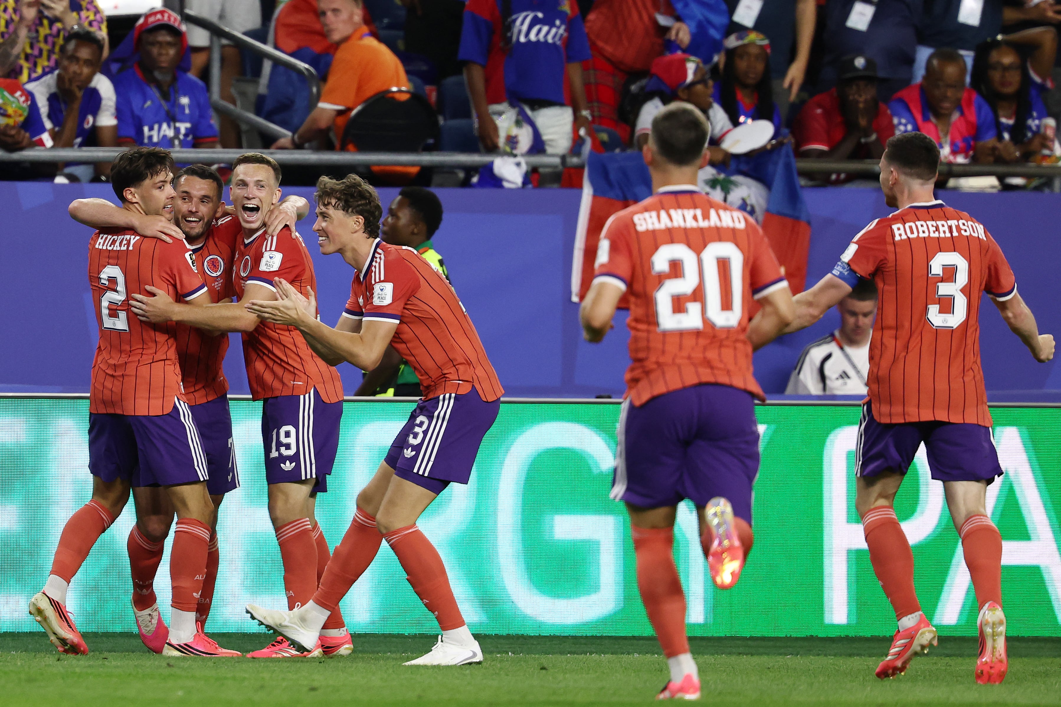 Los resultados previos mantienen en vilo a la afición, que aguarda por una clasificación histórica a la fase de eliminación directa (Photo by FRANCK FIFE / AFP)