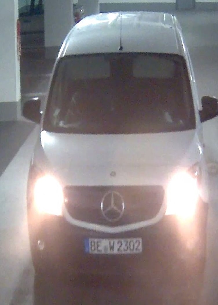 Mercedes blanca con matrículas falsas, uno de los vehículos del golpe. Fue captada huyendo de la Sparkasse tras el saqueo de 3.000 cajas de seguridad. (Foto: Police Gelsenkirchen)