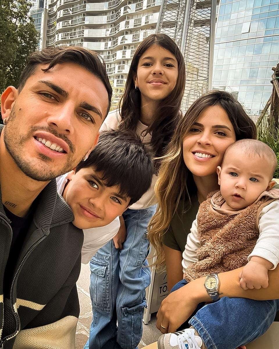 Leandro Paredes y Camila Galante posan sonrientes junto a sus hijos