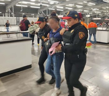 Una de las oficiales logró sostener a tiempo a la persona.