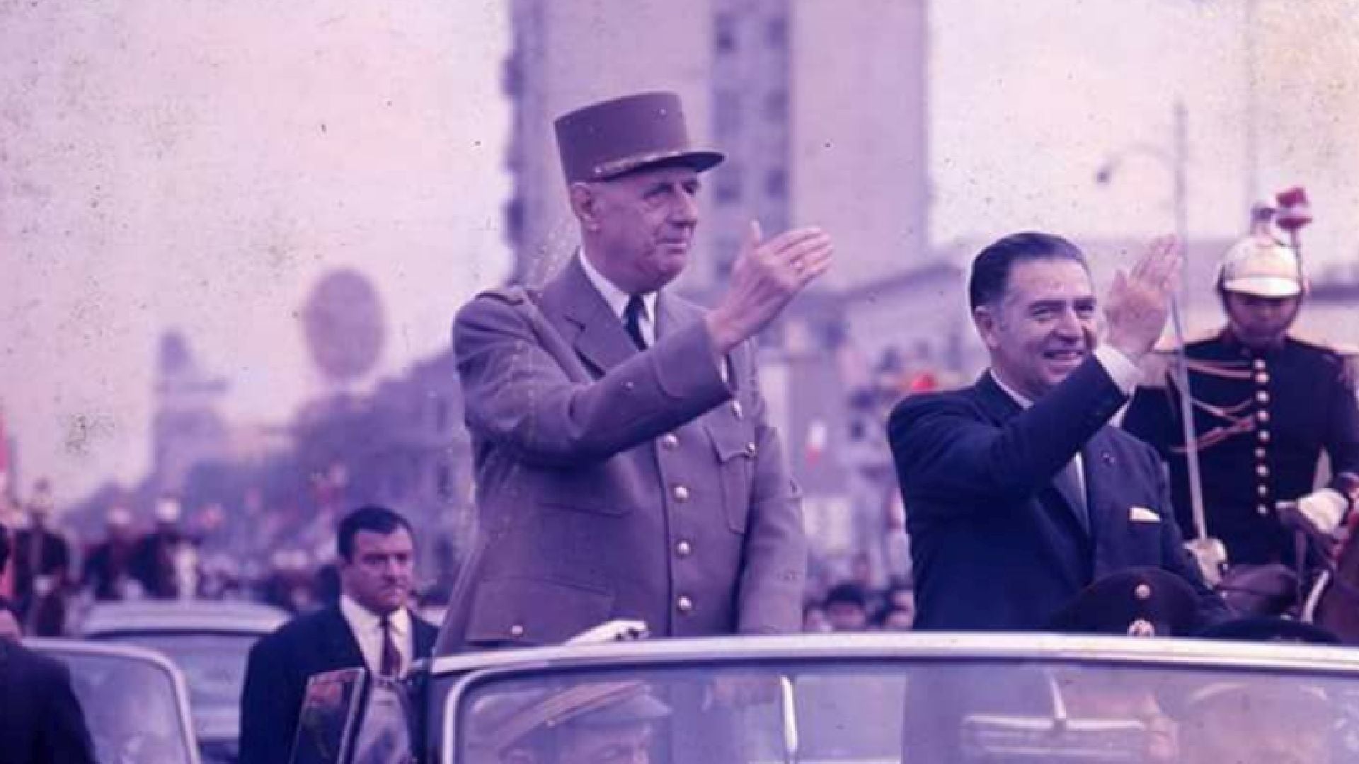 Charles de Gaulle paseando por Lima al lado del entonces presidente de la república, Fernando Belaúnde Terry. (Lima, La Única)