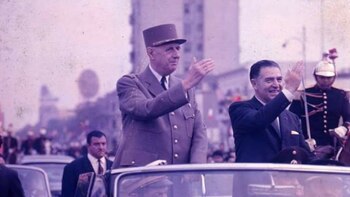 Charles de Gaulle paseando por