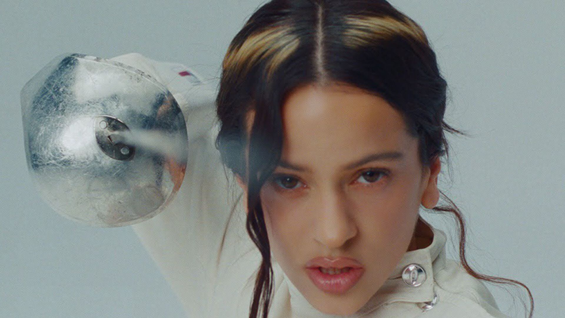 Rosalía en el videoclip de 'La Perla'. (YouTube)