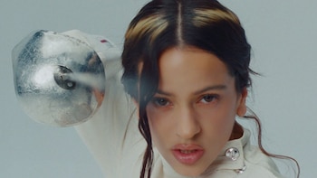 Rosalía saca la espada y