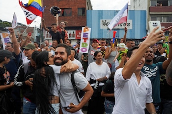 Los partidarios celebran después de que el candidato presidencial de izquierda colombiano Gustavo Petro de la coalición del Pacto Histórico ganara la segunda vuelta de las elecciones presidenciales, en Cali, Colombia, el 19 de junio de 2022. REUTERS/David Lombeida