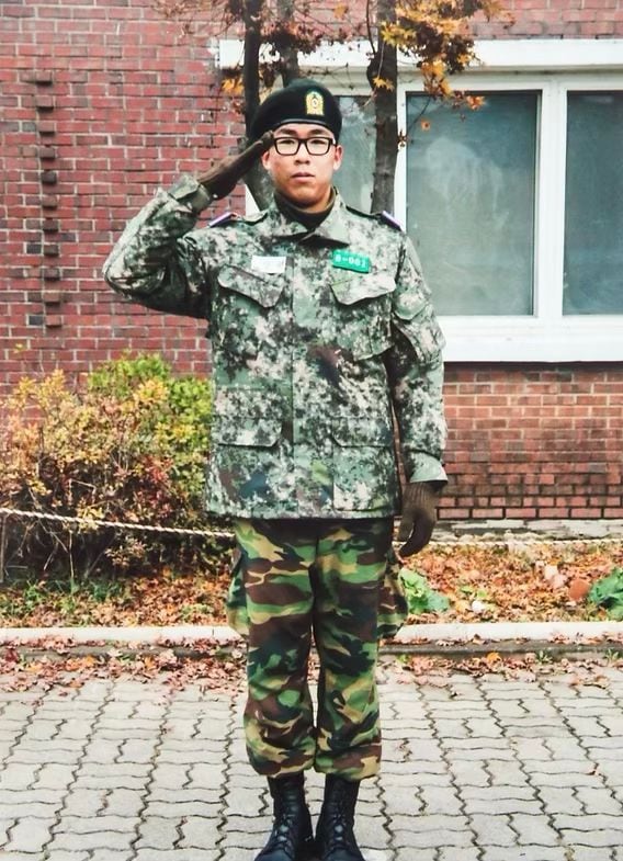 El tenista, vistiendo su uniforme de camuflaje, saluda mostrando su respeto y compromiso con la nación (Fuente: Perfil de Facebook de Hyeon Chung)