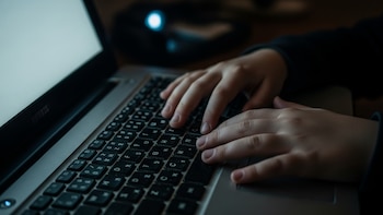 Ampliaron la imputación contra el líder de una red de explotación sexual que engañaba a sus víctimas por redes sociales