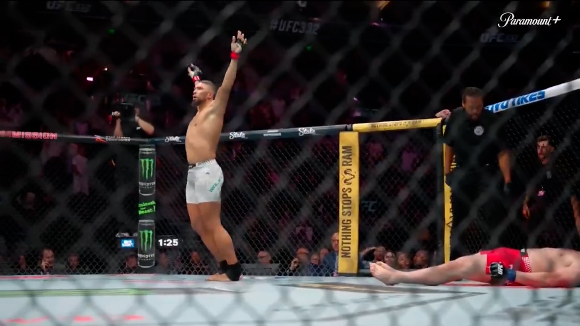 El peleador Johnny Walker celebró con los brazos en alto tras derrotar a su oponente por nocaut en un combate de la UFC.