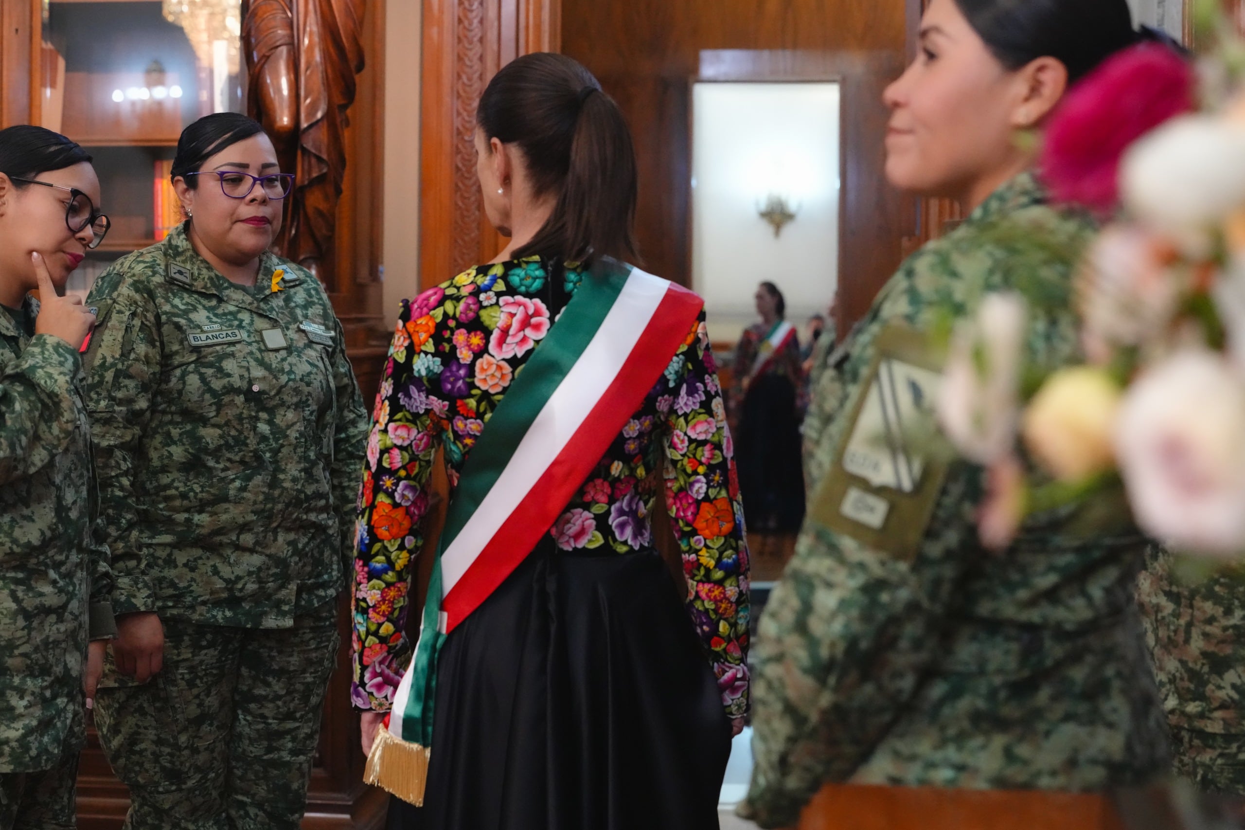 Claudia Sheinbaum presenta a artesanas del taller Biulú y agradece por el vestido que usó en el grito de Independencia. (Foto: Presidencia)