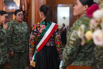 Claudia Sheinbaum presenta a artesanas del taller Biulú y agradece por el vestido que usó en el grito de Independencia. (Foto: Presidencia)