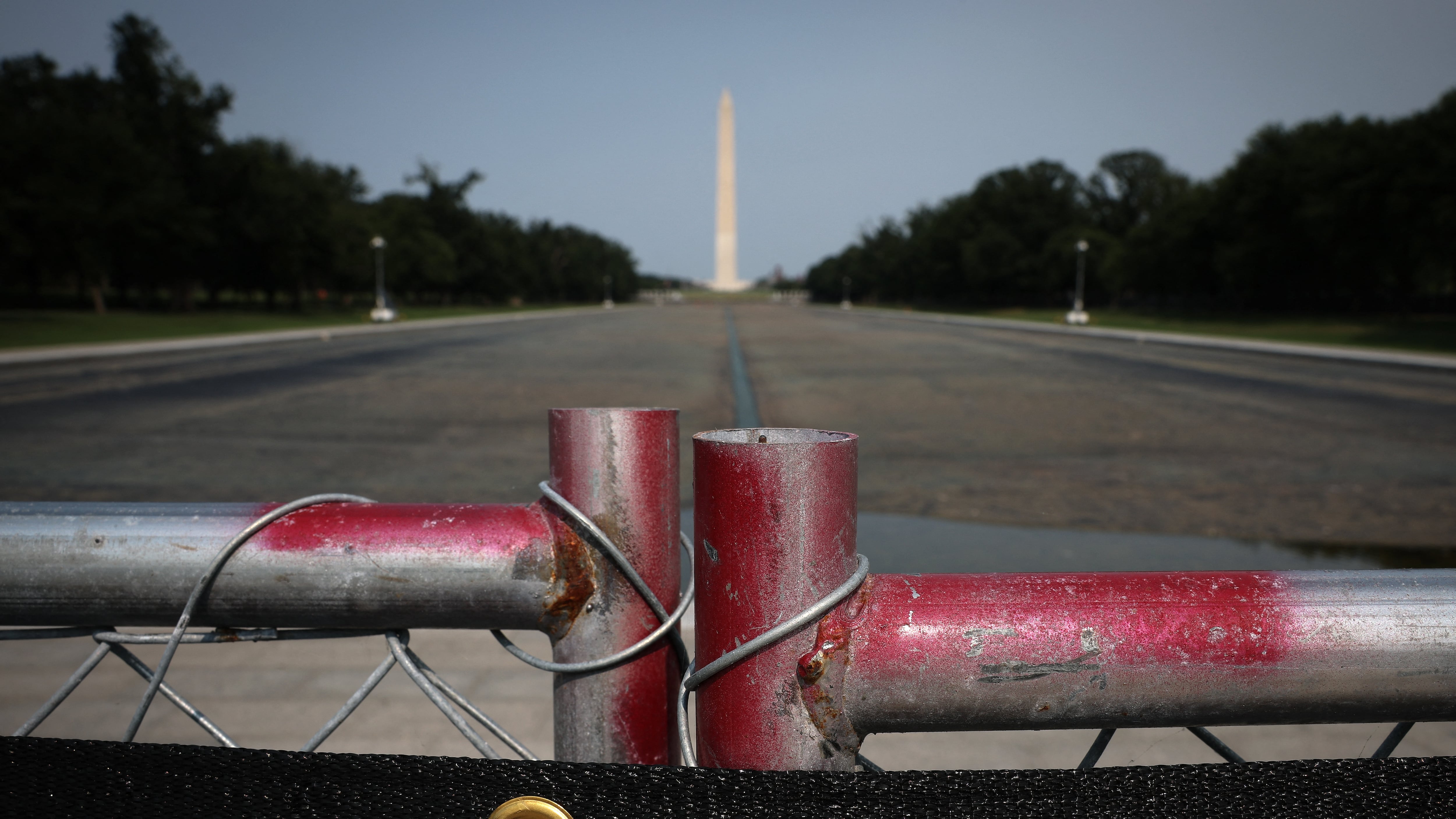 Vacían la Reflecting Pool del Lincoln Memorial y aún no encuentran pruebas de vandalismo tras las denuncias de Trump