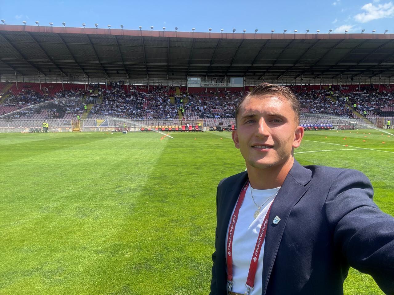 Fausto Salicioni vestido con el ambo azul de la delegación oficial de la Selección en el estadio en el que San Marino fue derrotado como visitante por Bosnia y Herzegovina por 1 a 0