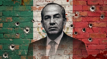Retrato en escala de grises de Felipe Calderón superpuesto en un muro de ladrillos pintado con franjas verdes, blancas y rojas, con impactos de bala y sangre.