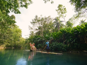 HANDOUT - No lejos del