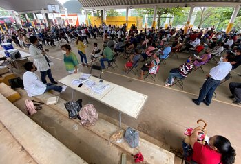 Ciudadanos asisten a practicarse una