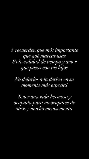 Texto en letra cursiva blanca sobre un fondo negro que contiene una reflexión sobre el tiempo con los hijos y las marcas