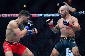 Imagen de la pelea entre Topuria y Volkanovski. (Gary A. Vasquez/USA TODAY Sports)