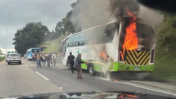 Se incendió un bus intermunicipal en el Alto del Vino, cerca de Bogotá: no hay lesionados