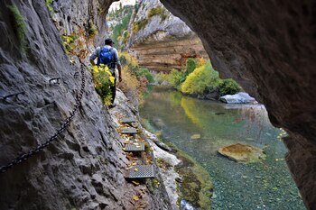 Nacimiento del Río Pitarque, en Teruel (Adobe Stock).