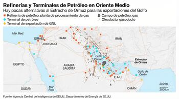 Mapa de Oriente Medio que detalla refinerías, terminales de petróleo/GNL, campos de petróleo/gas y oleoductos. El Estrecho de Ormuz es un punto central en el mapa.