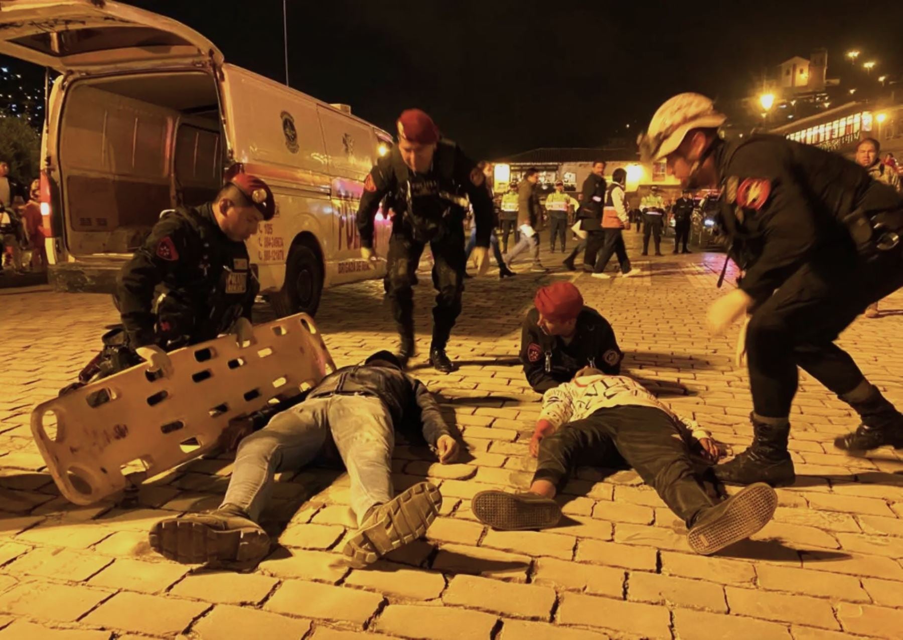 Personal de auxilio atiende a dos personas tendidas en la vía pública durante el Simulacro Nacional Multipeligro en la urbanización Flora Tristán de Arequipa. (Andina)