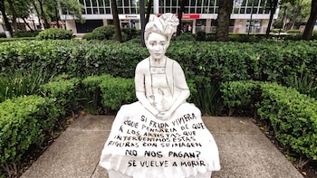 En su aniversario luctuoso, Frida Kahlo “revive” en una escultura que denuncia la precarización laboral de los artistas