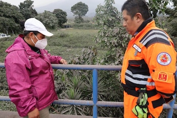 La ceniza del volcán de Fuego puede dañar cultivos, afectar la producción de café y poner en riesgo a los animales si contamina agua y alimentos.
