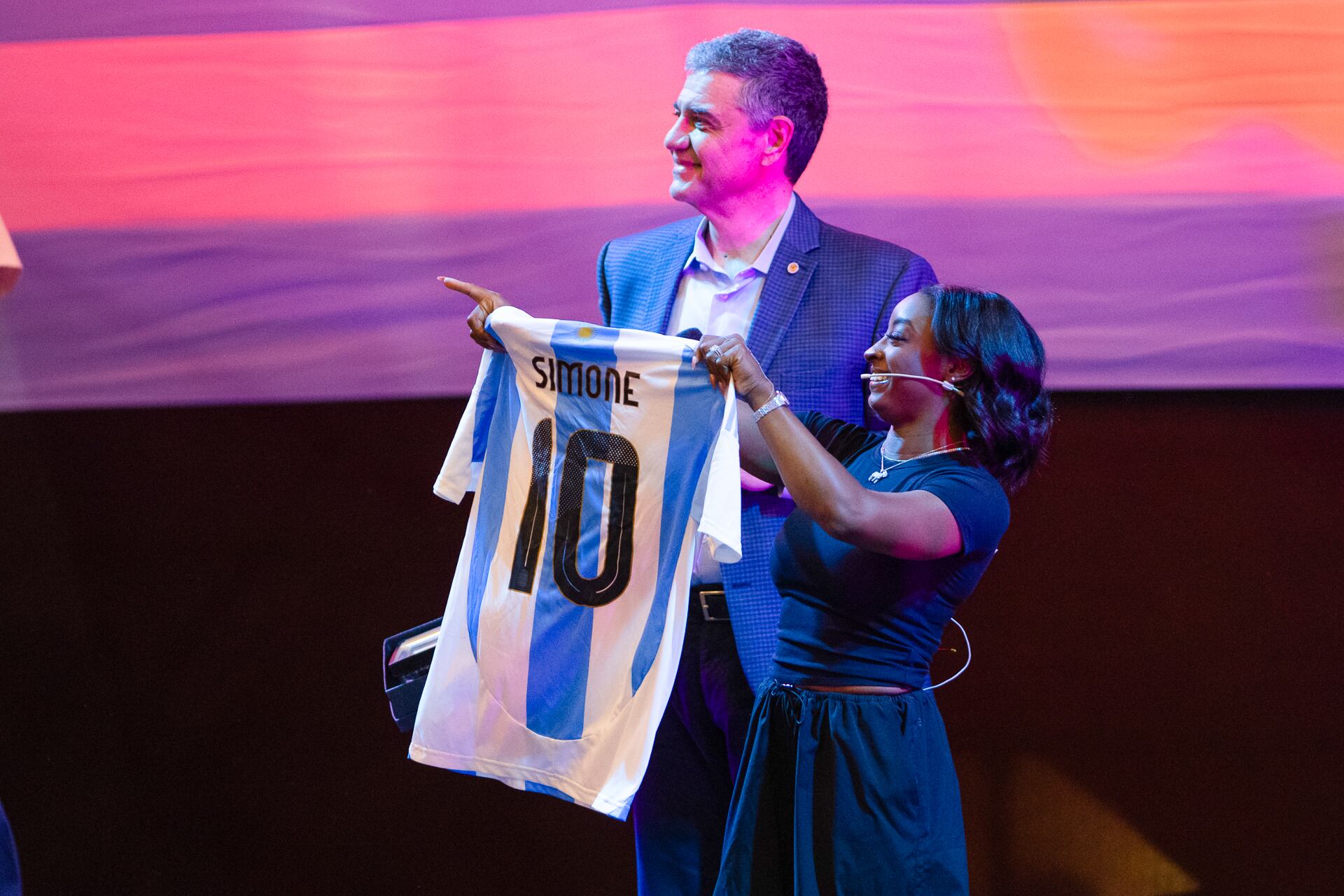 Biles recibió una camiseta de Argentina en manos de Jorge Macri