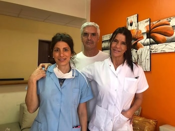 Rossana, de blanco, al lado