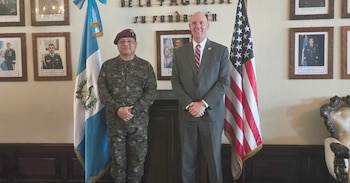 El ministro de la Defensa Henry David Saenz Ramos y el encargado de Negocios Jorgan K. Andrews participaron en el acto de recepción del equipo militar. (Cortesía: Ejercito de Guatemala)